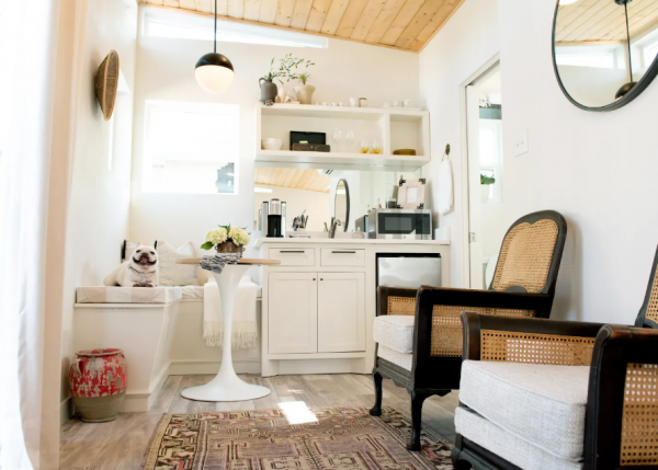 Dapur dengan meja makan low-lying dan kursi tanpa kaki